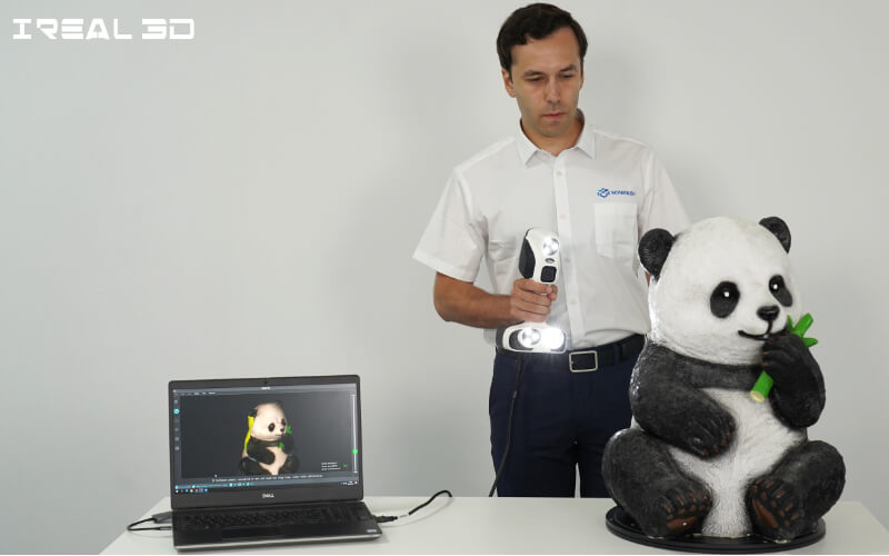 Escaneo 3D de una linda escultura de panda con el escáner 3D en color iReal 2E