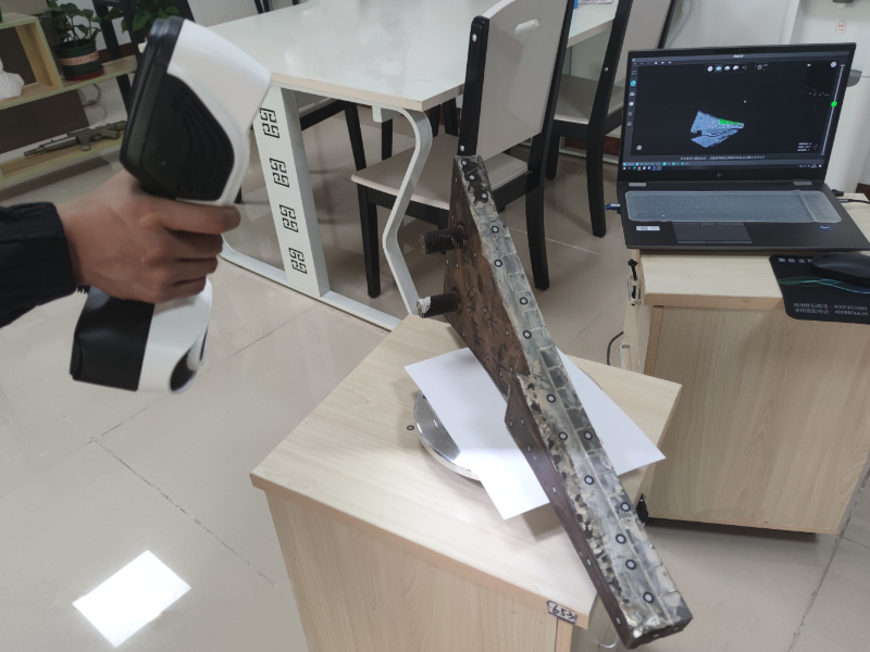 3D scanning a metal part with iReal 2E