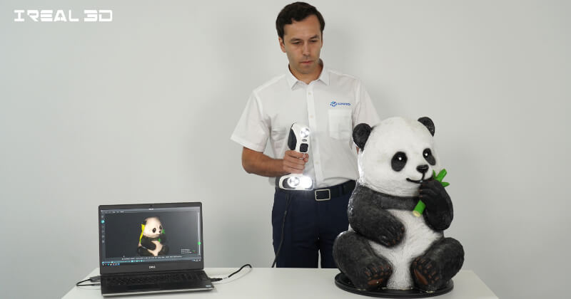 3D scanning the panda sculpture with iReal 2E